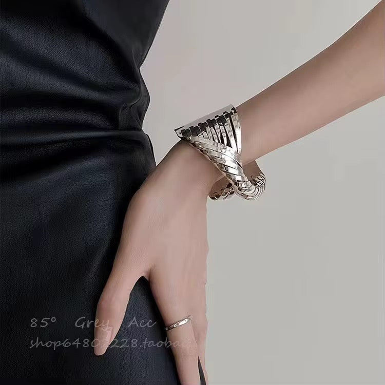 Exagerated Twisted Kada Bracelets