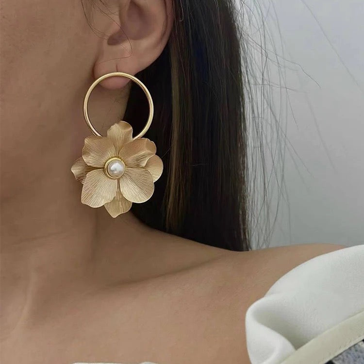 Floral Circle matte Gold Earrings