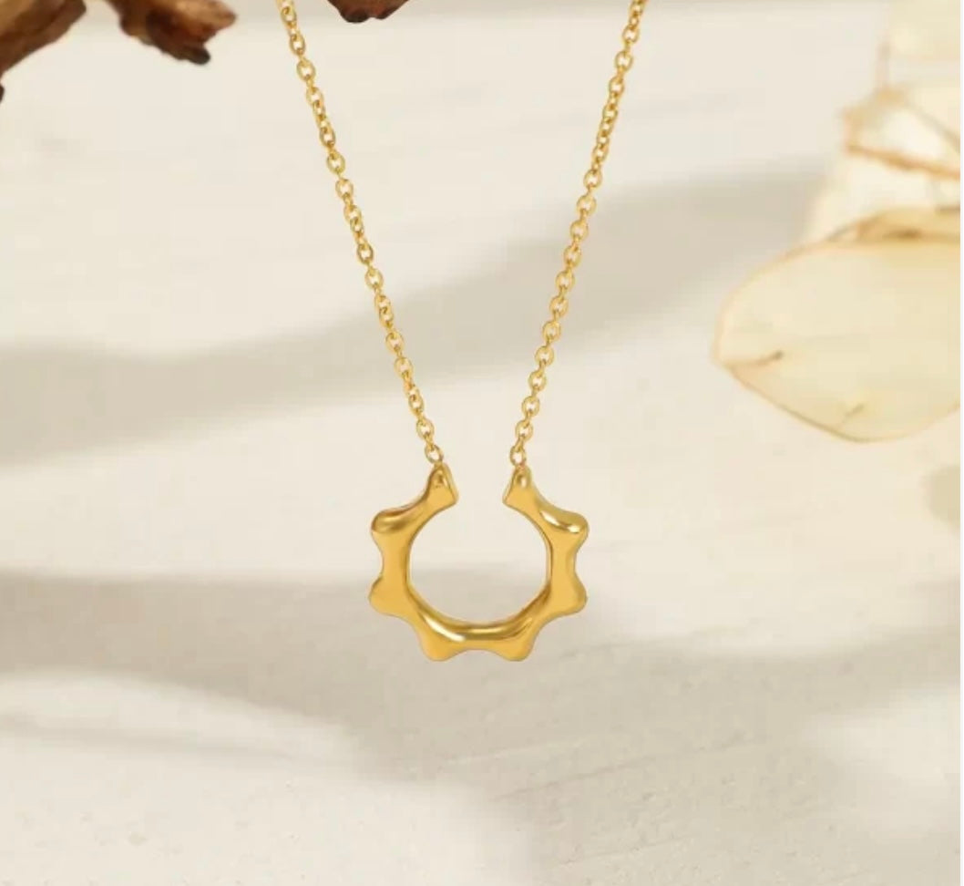 Minimal horse shoe necklace