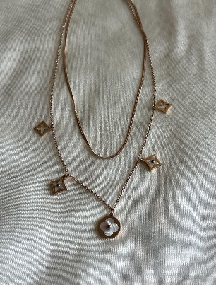 Clover White Necklace