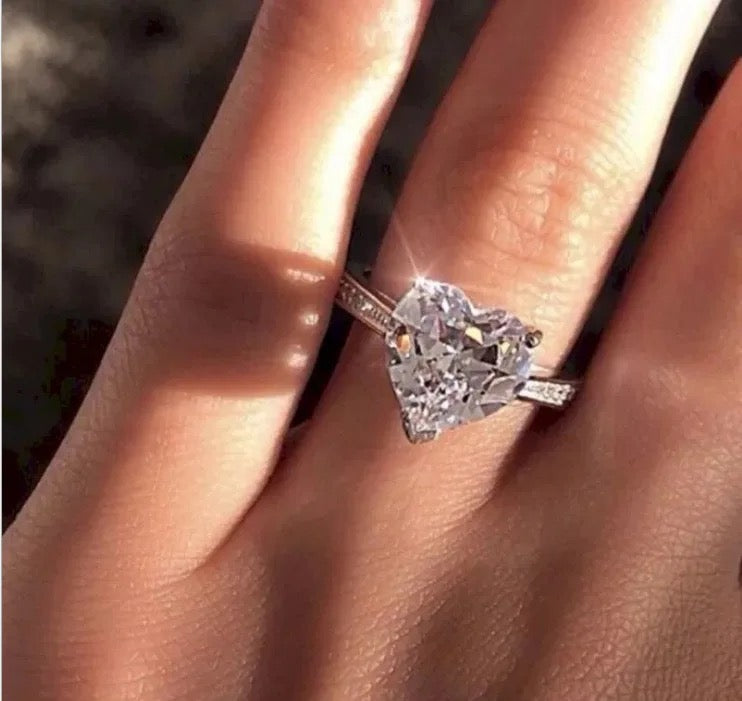 Solitaire Gorge Heart Ring