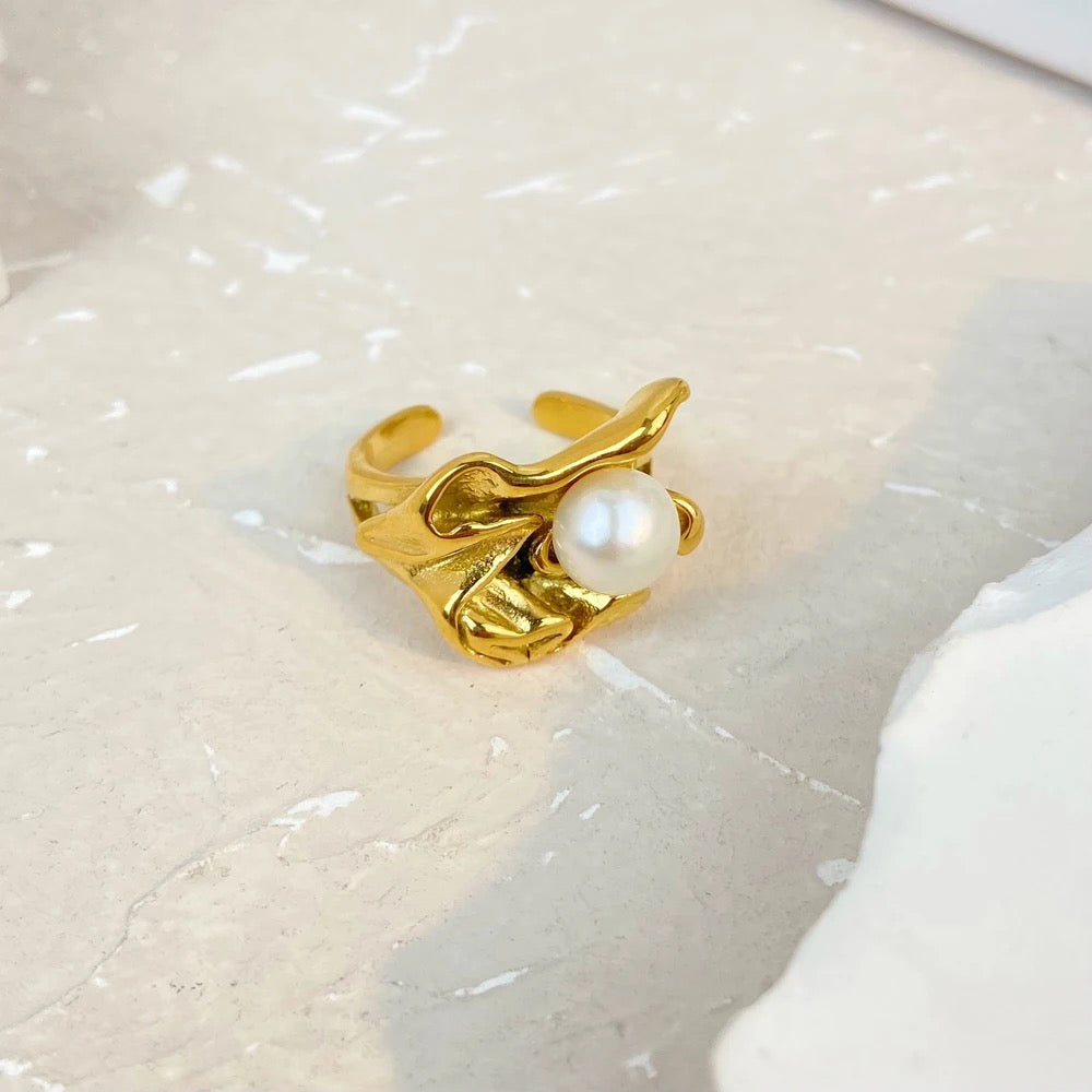 Pearl in Shell Ring
