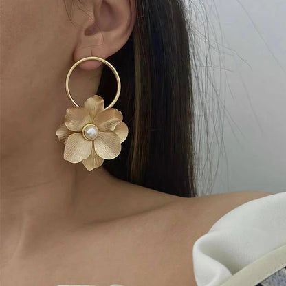 Floral Circle matte Gold Earrings
