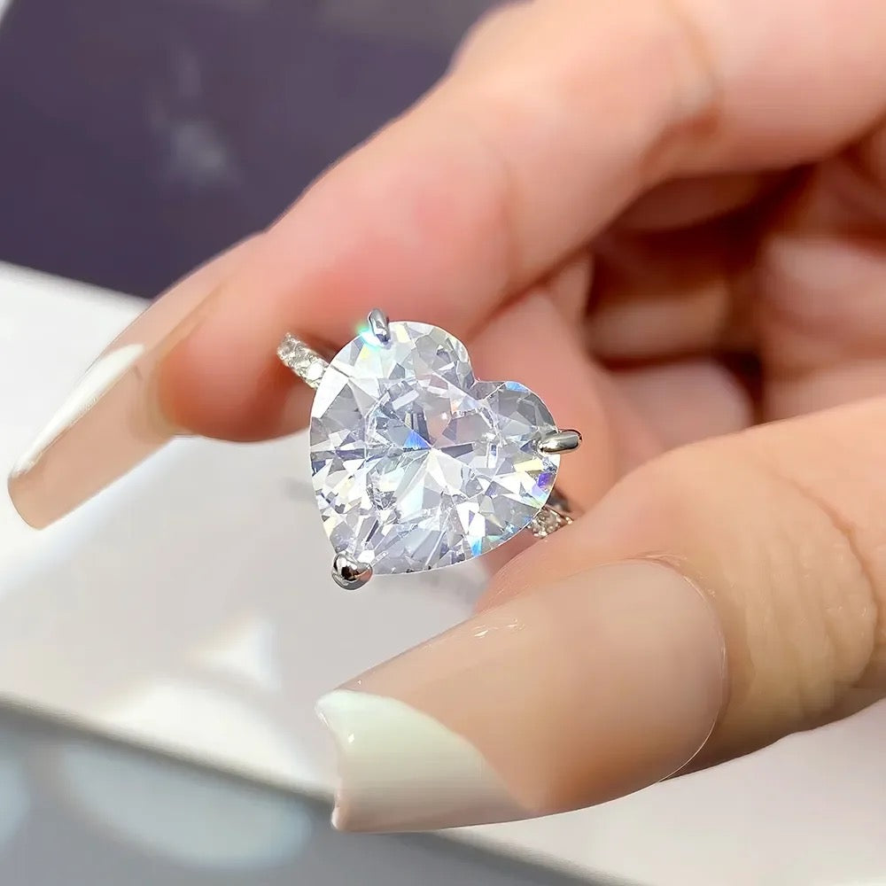 Solitaire Gorge Heart Ring