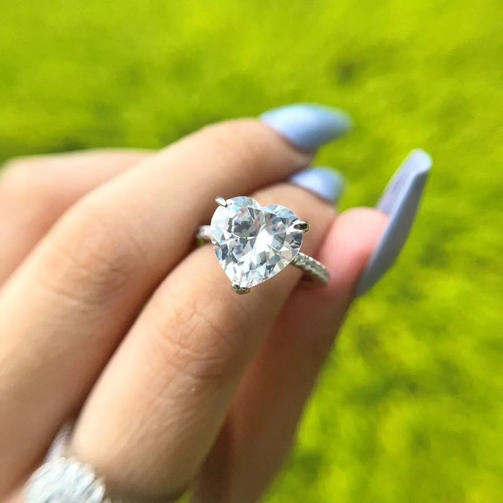 Solitaire Gorge Heart Ring