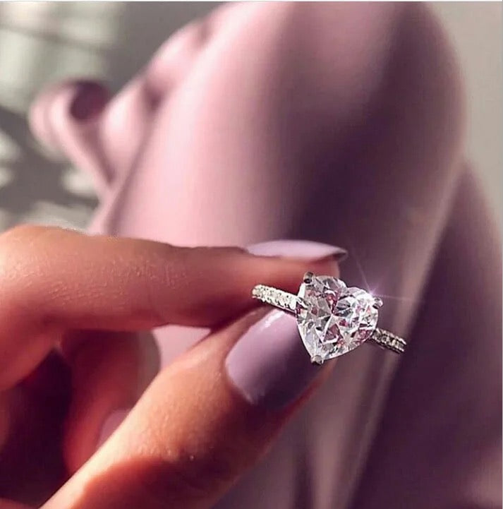 Solitaire Gorge Heart Ring