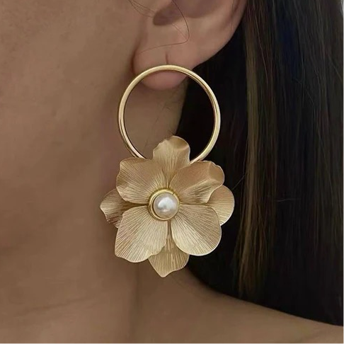 Floral Circle matte Gold Earrings