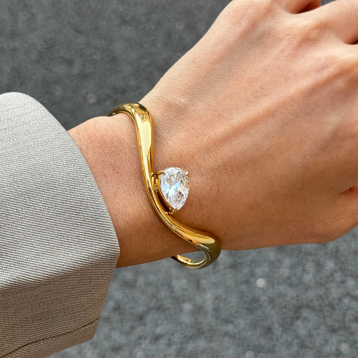 Luxe Dewdrop Curve Cuff Bracelet-Gold Adjustable
