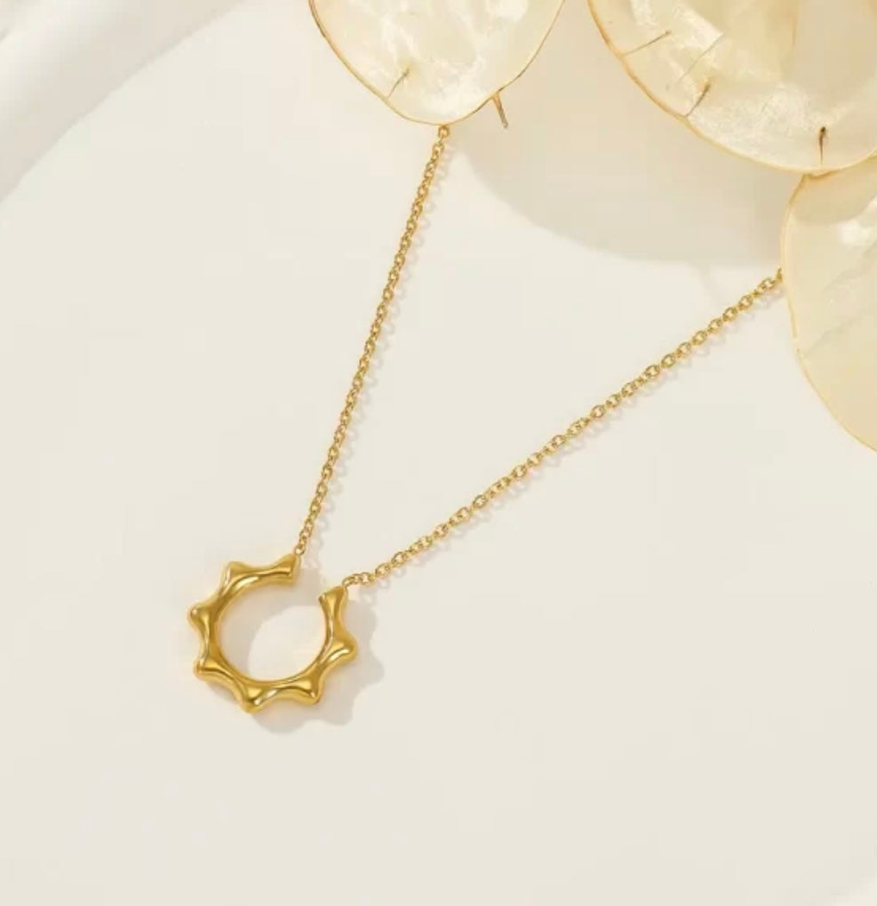 Minimal horse shoe necklace