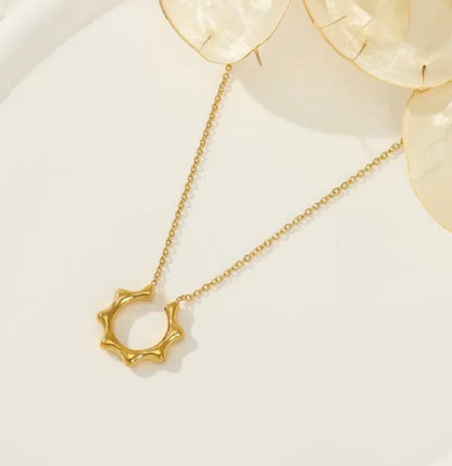 Minimal horse shoe necklace