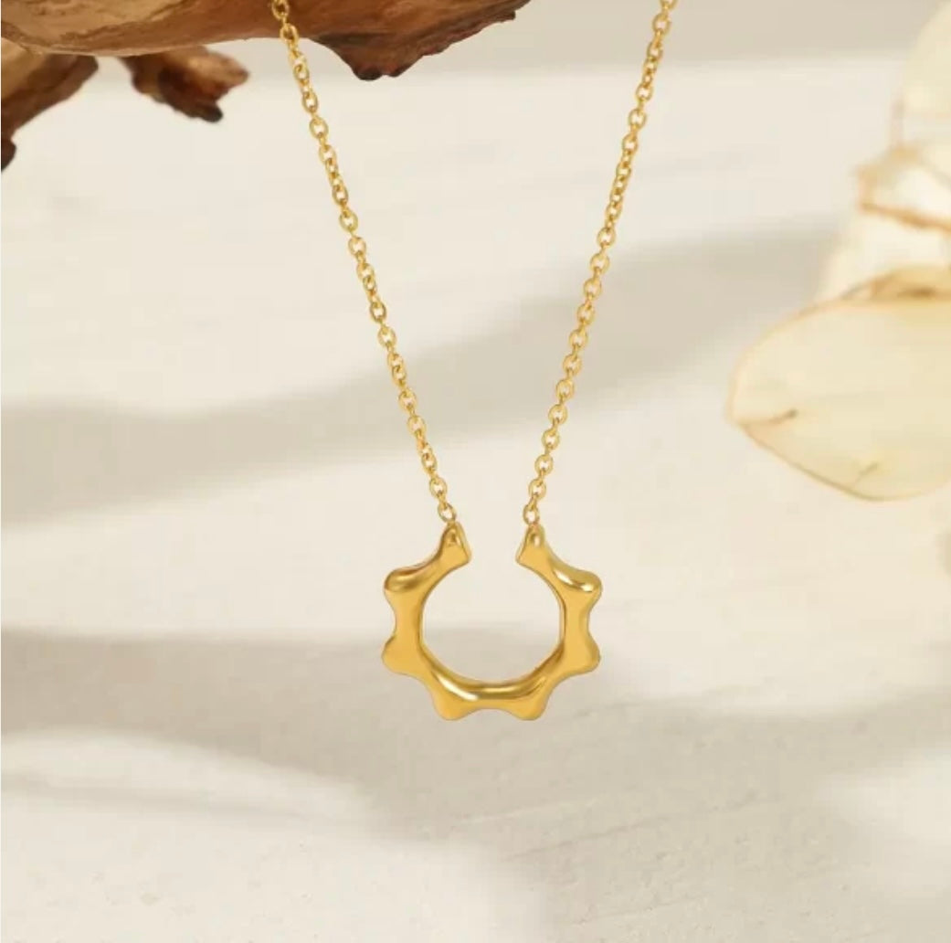 Minimal horse shoe necklace