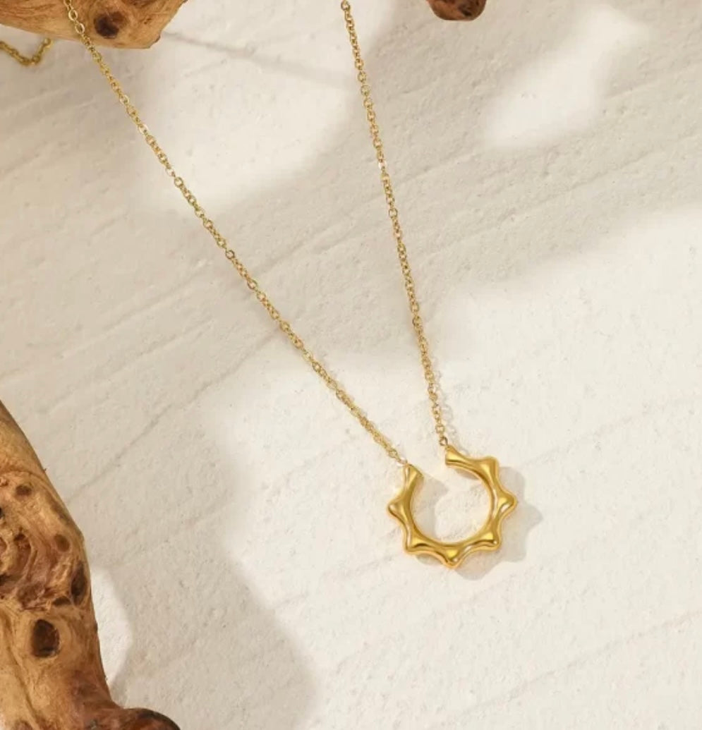 Minimal horse shoe necklace