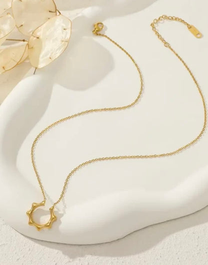 Minimal horse shoe necklace