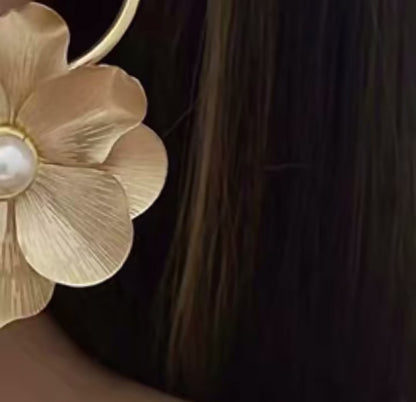 Floral Circle matte Gold Earrings